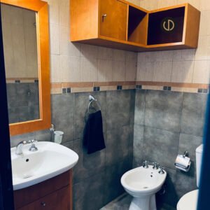Equipo de expertos en bienes raíces de Cabanchick brindando soluciones innovadoras.